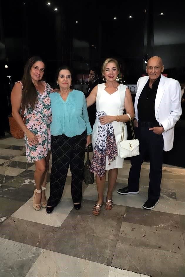Thelma Flores, María Luisa Flores, Thelma Rodríguez y Julián Serrano