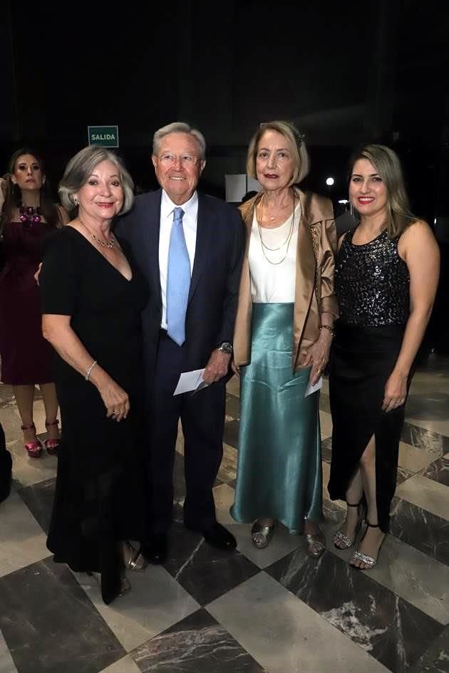 Irma Luz de Welsh, Othón Welsh, Irma Braña y Suly Galván de Welsh