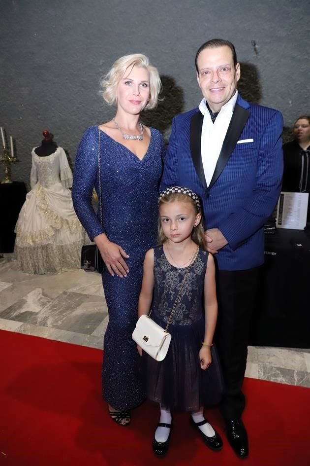 Olga Tulik, Fernando Santillán y Sasha Santillán