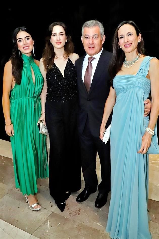 Verónica González, Yolanda González, Armando González y Yolanda Garza