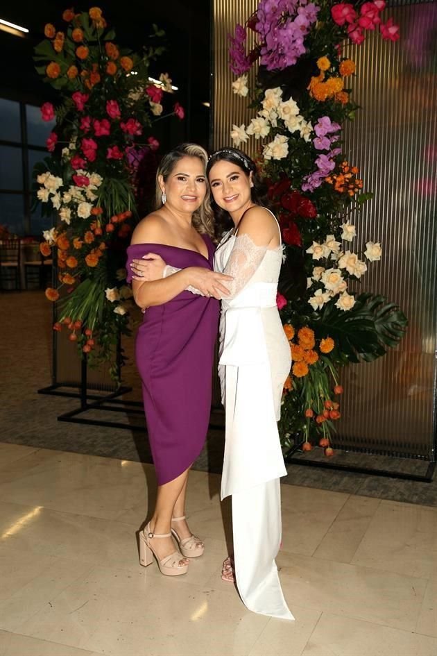 Nelly Montelongo de Salinas y Nayeli Salinas