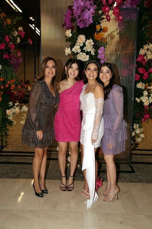 Pamela González de Tamez, Lorena Salinas, Nayeli Salinas y Mariann Salinas