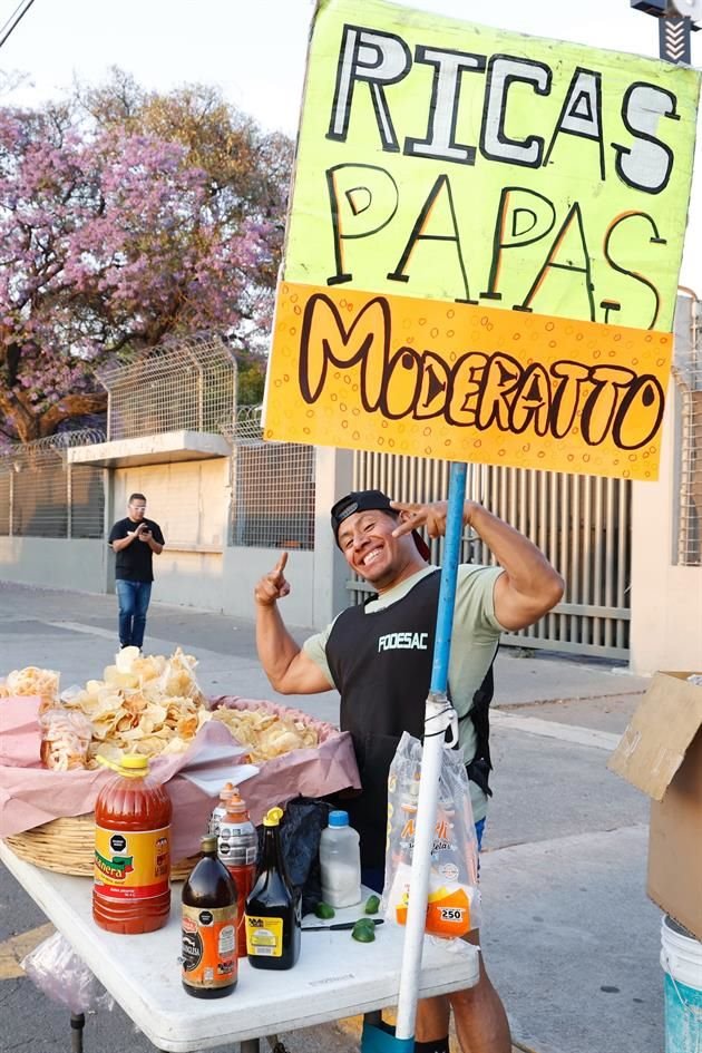 Un joven se puso a vender papitas y chicharrones con un par de cartulinas fosforescentes con las leyendas 'papas Moderatto' y 'papas Mil Demonios'.