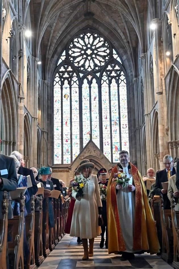 La Reina Camila acudió a la misa de Pascua de la Catedral Worcester.