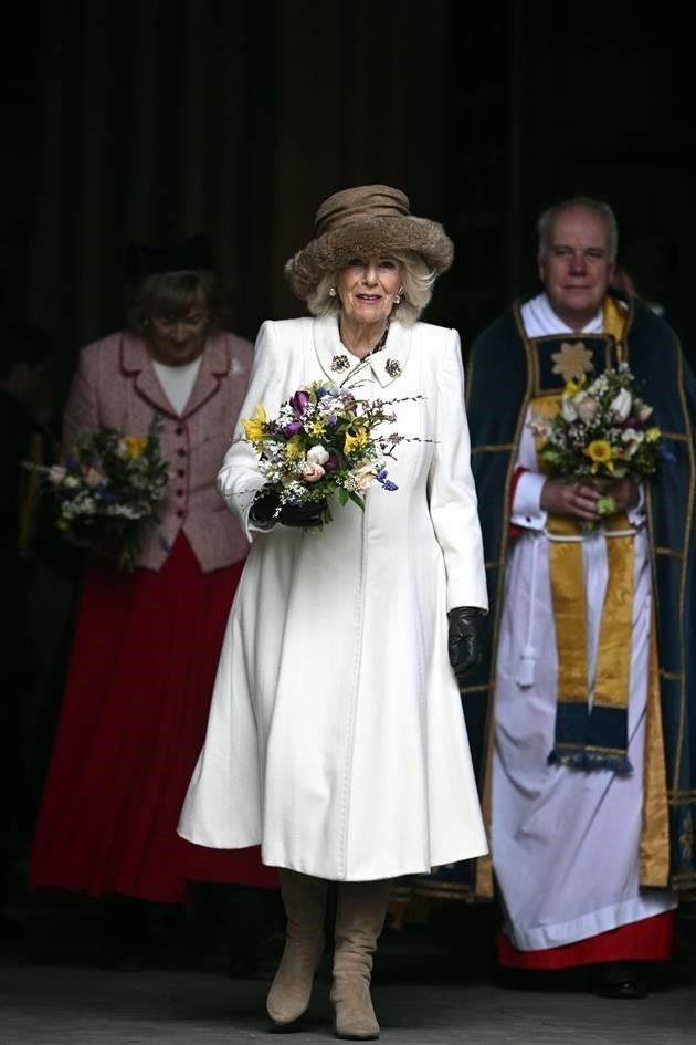 La Reina Camila de Gran Bretaña a su salida del Royal Maundy Service.