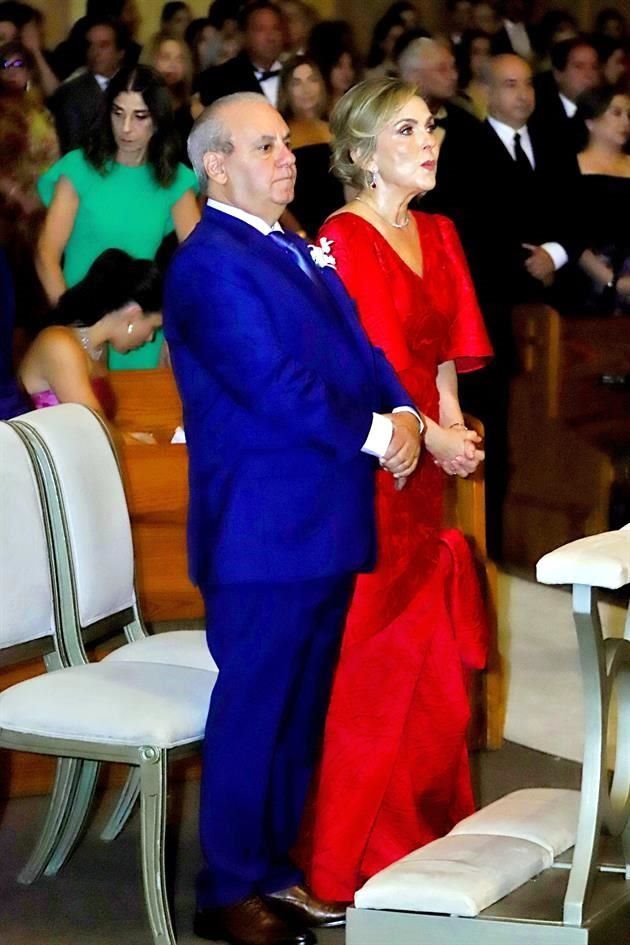 PAPÁS DEL NOVIO. Hernán Marcos Zablah y Teresa Sauza de Marcos