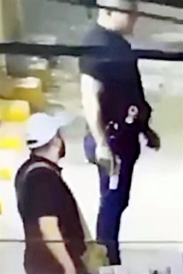 En el video se ve a los servidores públicos accionar sus armas.