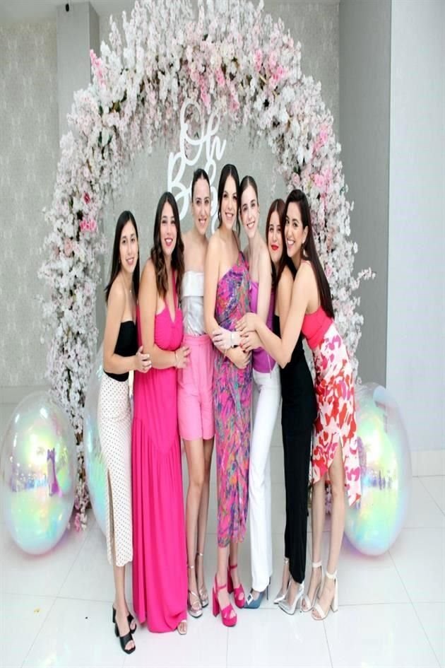 Jennifer Castañeda, Daniela Cadena, Ana Cardona, Ale García, Florencia Guillot, Monse Soto y Konny Naranjo
