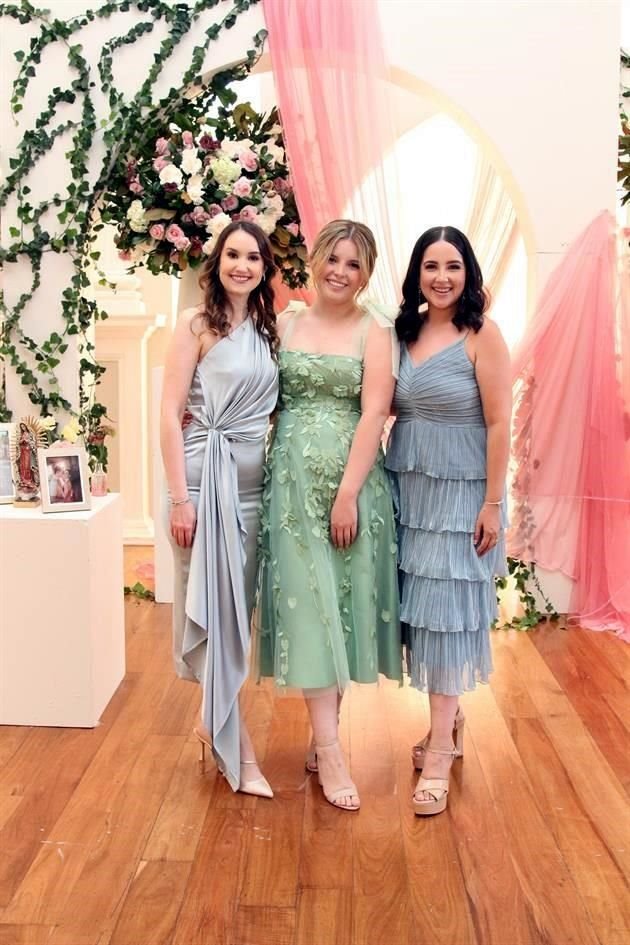 Myrna Elizondo, hermana de la novia; Paloma Quezada, hermana del novio; y Nelly Loera de Quezada, cuñada del novio