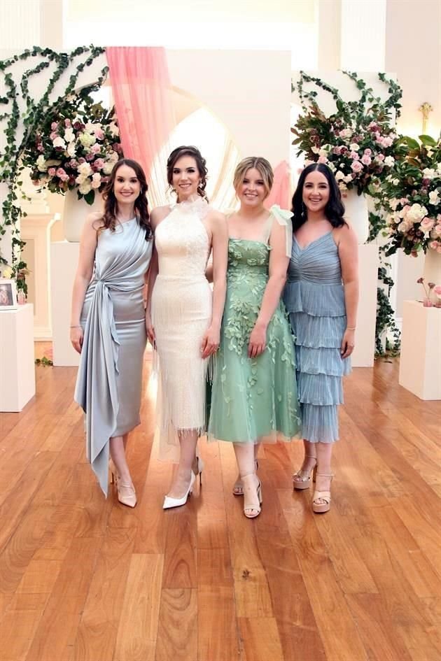 Myrna Elizondo, hermana de la novia; Paloma Quezada, hermana del novio; y Nelly Loera de Quezada, cuñada del novio