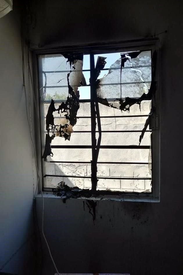 De acuerdo con el reporte de los Bomberos y Protección Civil, por el incendio se consumieron algunos muebles de una recámara y parte de la ventana de la misma.