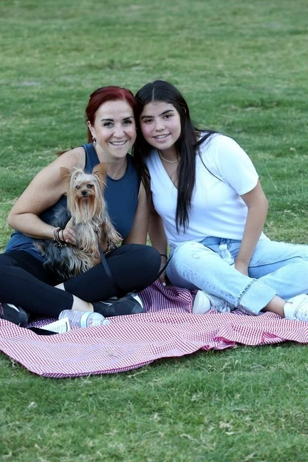 Ericka Flores y Carolina de la Peña y su mascota Bruno