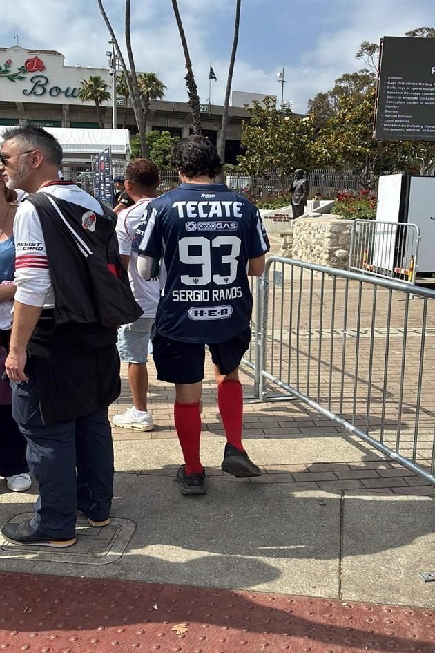 Así se vivió el ambiente afuera del Rose Bowl en el RIver-Rayados.