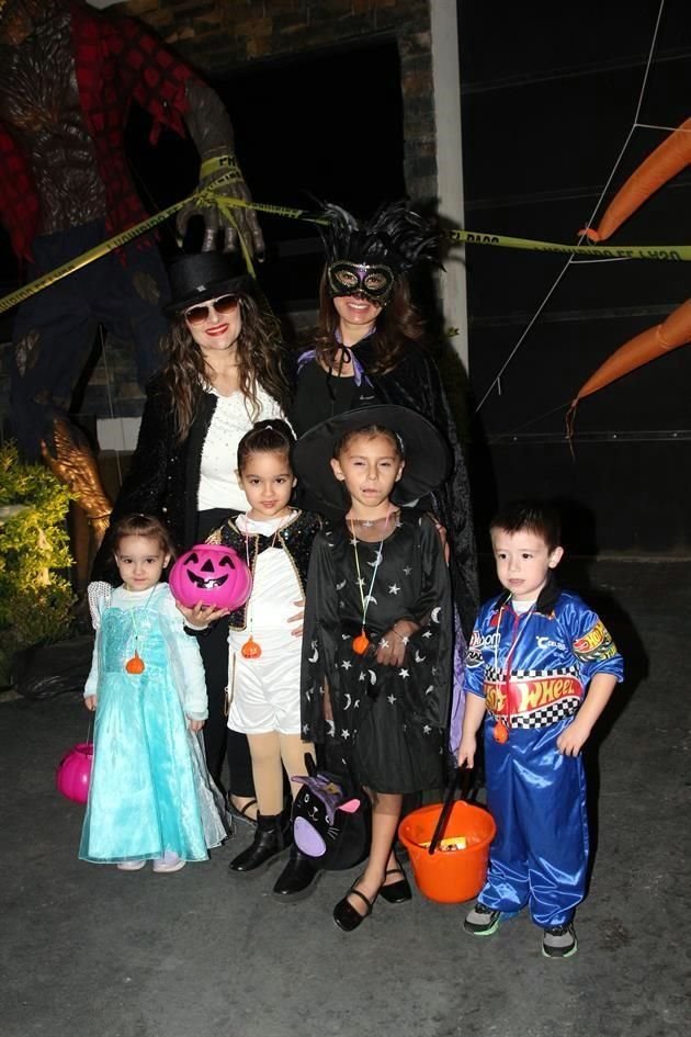 Nora Garza de Guajardo, Gladys Rueda de González, Andrea Guajardo, Rebeca Guajardo, Victoria González, Noe Guajardo