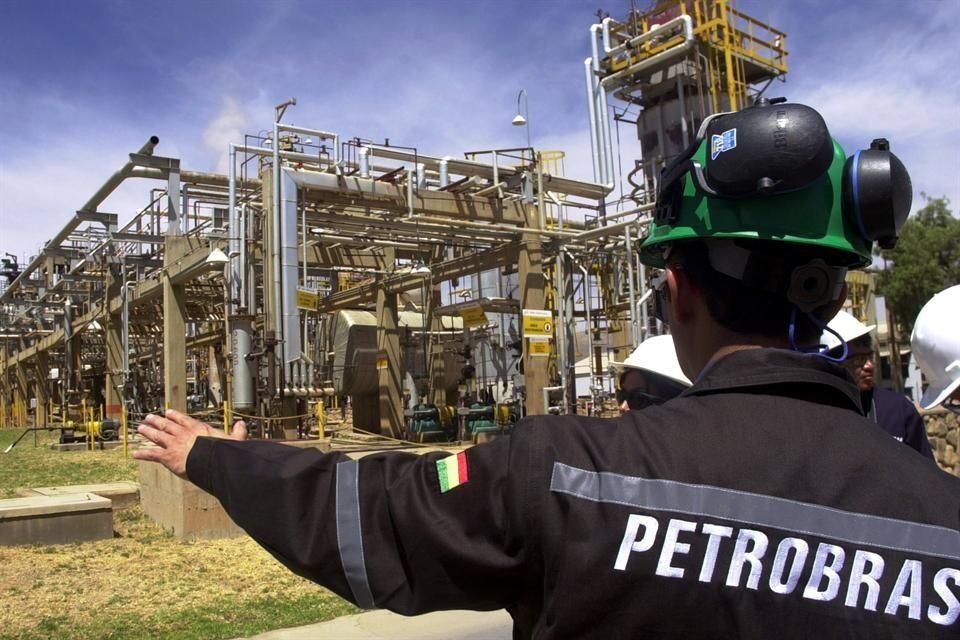 Petrobras anunció el año pasado un ambicioso plan de desinversiones por 21 mil millones de dólares, que completará entre 2017 y 2018, para hacer frente a la grave crisis que enfrenta.