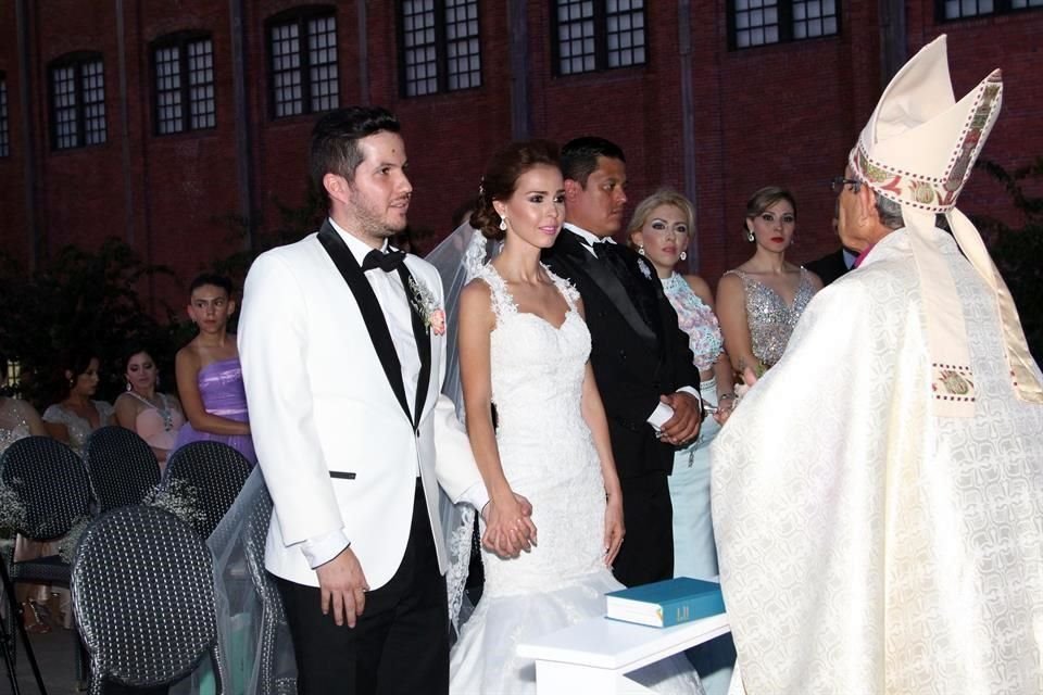 Janeth Mendoza Peña y Orlando Cano Reséndez mientras el  Obispo Francisco Moreno los casaba