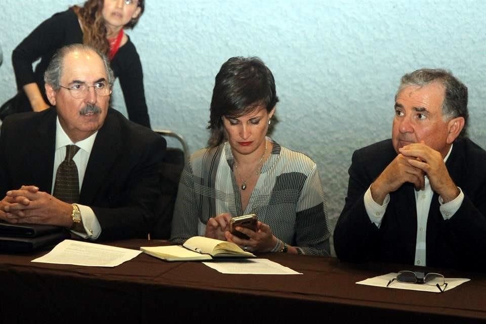 Los representantes de la Coalición Anticorrupción Salvador Benítez (izq. a der.), Sandrine Molinard y Jorge Lozano.