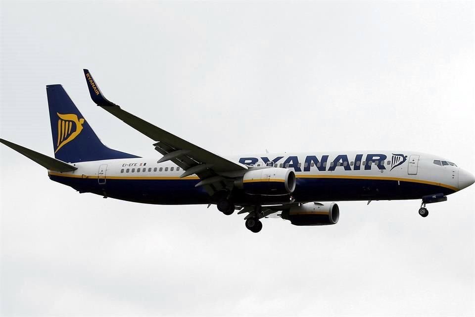 La aerolínea irlandesa de bajo costo dijo que cerrará sus centros en Nuremberg, Alemania, y en el aeropuerto de Estocolmo, Skavsta.      