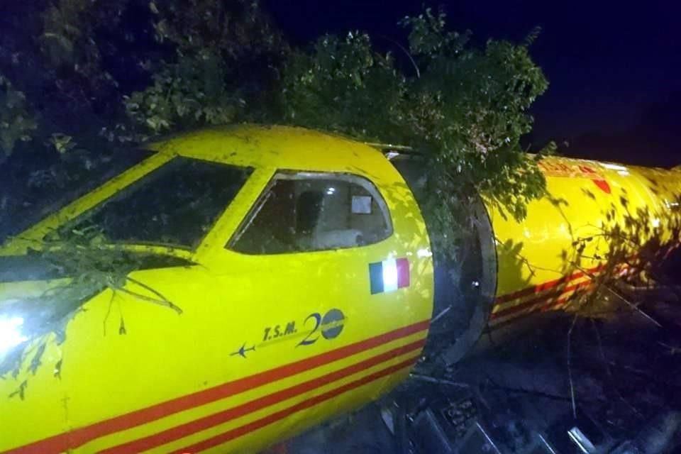 Por una presunta falta de combustible un avión se accidentó al tratar de hacer un aterrizaje forzoso en el Aeropuerto Internacional de Tampico.