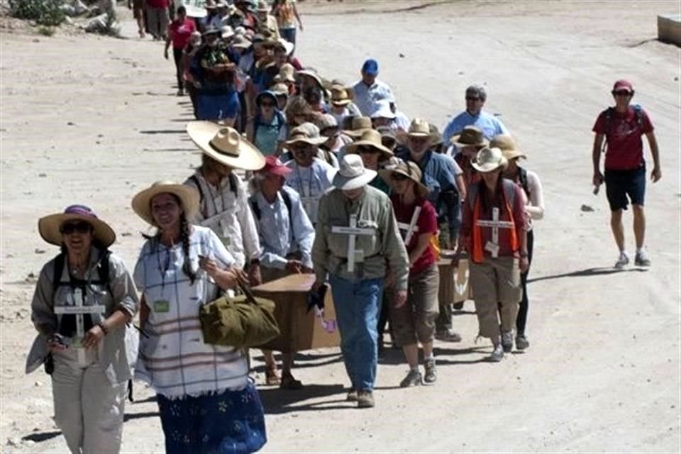 Personas de Estados Unidos, Mxico y Centroamrica recorrieron una ruta utilizada por inmigrantes a travs del desierto de Arizona.