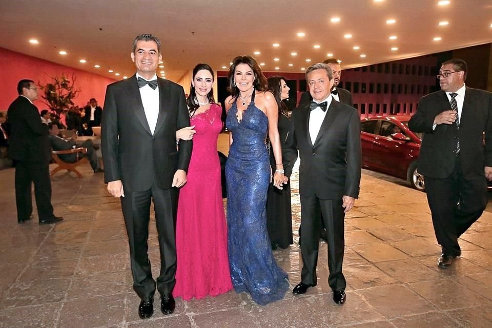 En la boda de la hija del dirigente petrolero Carlos Romero Deschamps, coincidieron con sus esposas el ex director de CFE y actual lder del PRI, Enrique Ochoa, y Carlos Peralta, dueo de Grupo IUSA.