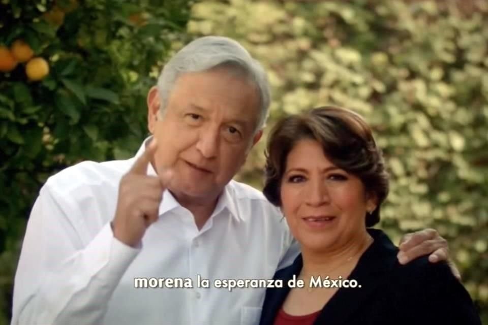 López Obrador en un spot junto a la ex candidata al Gobierno del Edomex, Delfina Gómez.