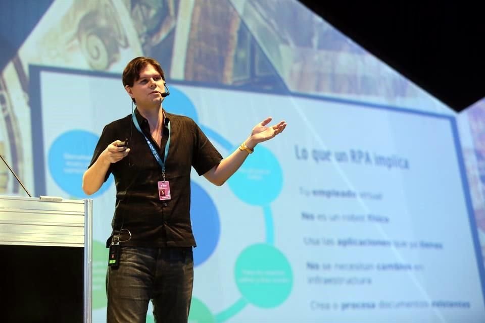 Carlos Toxtli, Senior Bot Developer, participó como conferencista en el primer día de Campus Party 2017.