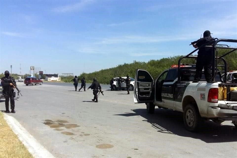 La carretera Riberea fue cerrada en el kilmetro 10, en el tramo Reynosa-Nuevo Laredo,tras un enfrentamiento de fuerzas federales y sujetos armados que dej un delincuente muerto.