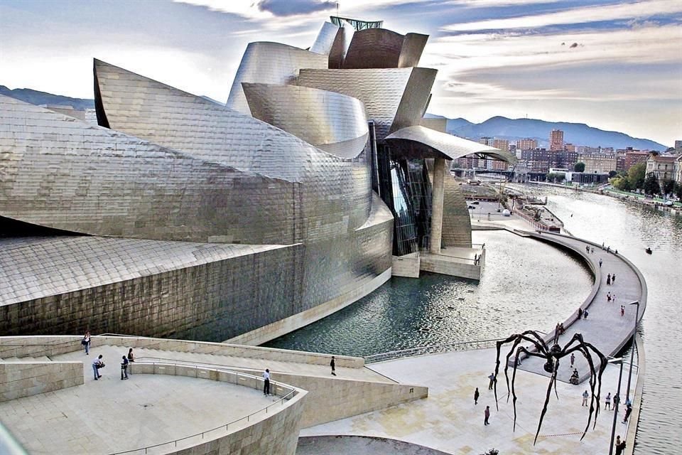 Una de las obras emblemáticas del arquitecto es el Museo Guggenheim Bilbao, en España.