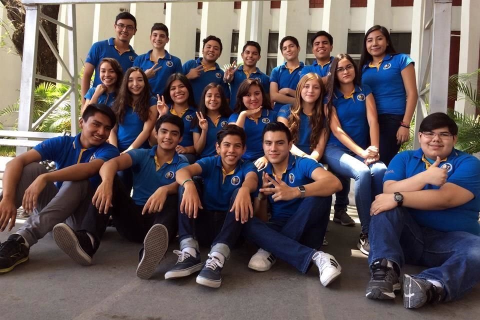 Estudiantes de un grupo de Bachillerato Progresivo de ingls de la Preparatoria No. 7, escuela fundada hace 50 aos en San Nicols.