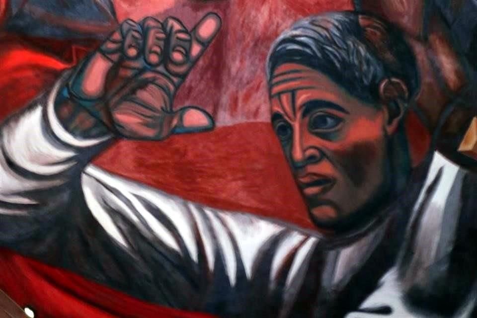 Un intérprete de lengua de señas mexicana explica los murales realizados en 1937 por José Clemente Orozco.