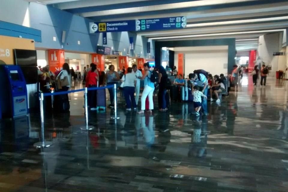 Mientras que en el Aeropuerto Internacional de Monterrey el apagn solo afect a los locales comerciales.