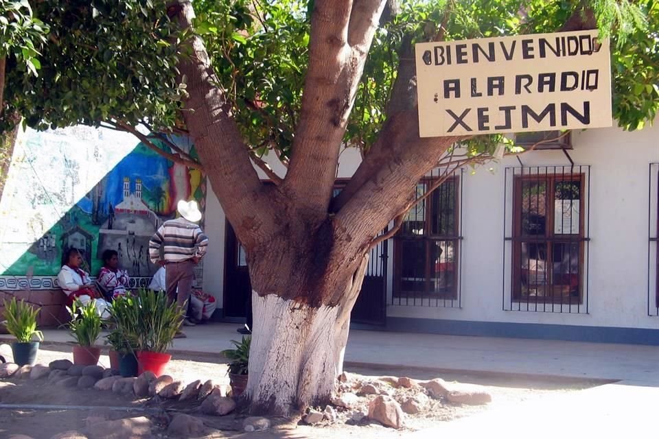 Letrero de la estación de radio XEJMN que transmite el programa  'La Voz de los Cuatro Pueblos' que se escucha en los estados de Nayarit, Jalisco, Durango y Zacatecas