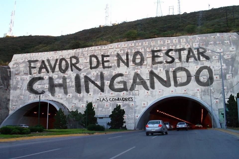 Las Comadres de Allende no se quisieron quedar atrás y le 'agregaron' su clásica frase a la mural.
