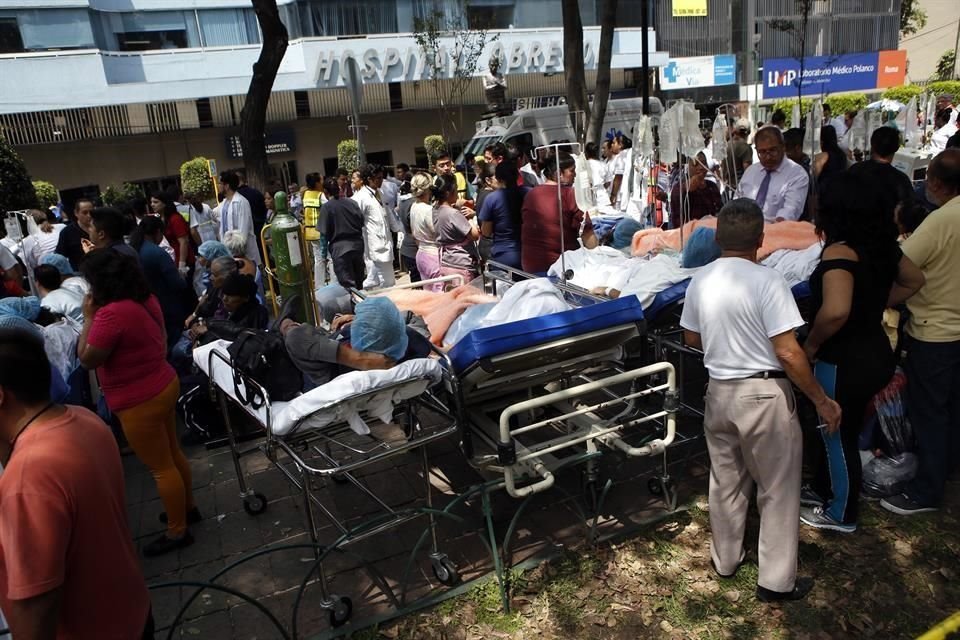 Pacientes fueron sacados a la calle tras la evacuacin de un hospital luego del sismo.