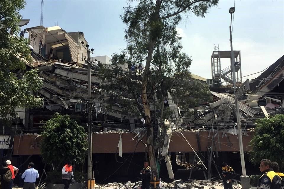 Autoridades de la Ciudad de Mxico reportan al menos 20 edificios colapsados.