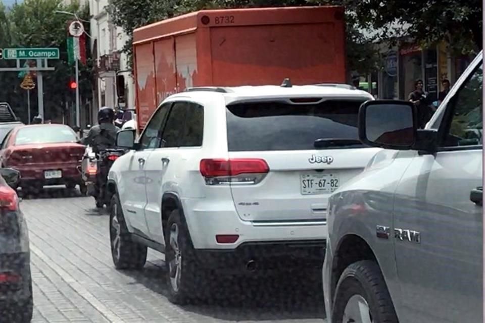 Dos motos con agentes armados van al frente y al final del convoy de 5 camionetas del Gobernador Jaime Rodríguez.