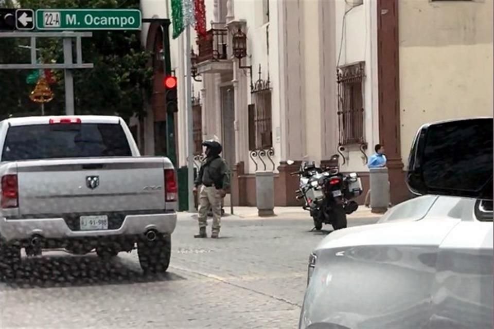 Uno de los motociclistas se adelantó para cerrar el cruce de Ocampo y dejar libre el paso por Zaragoza a la camioneta del Bronco.