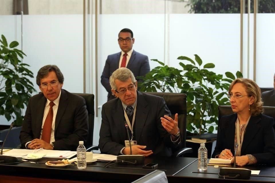 Mauricio Merino (al centro) líder de la organización Nosotrxs, sugiere que el fondo único de reconstrucción esté integrado por especialistas.