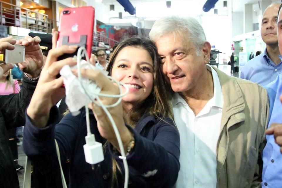 Andrés Manuel López Obrador arribó al Aeropuerto Internacional de Monterrey para trasladarse a Tamaulipas, donde realizará una gira de 4 días.