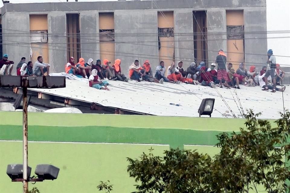 Decenas de internos del penal permanecieron toda la mañana en uno de los techos.