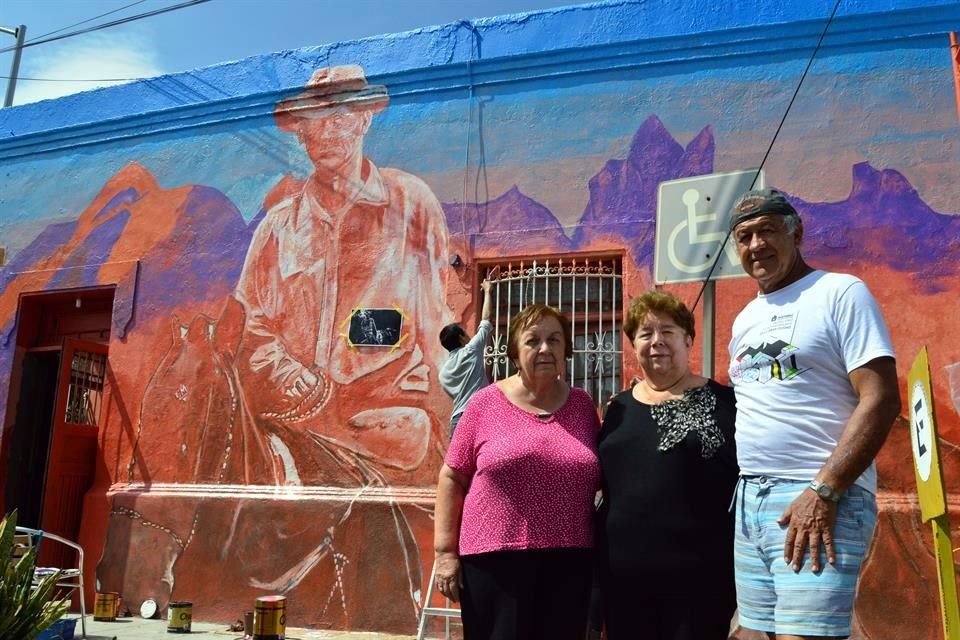 Irma Flores (izq.) y Marina Dávila con el artista Carlos Generoso.