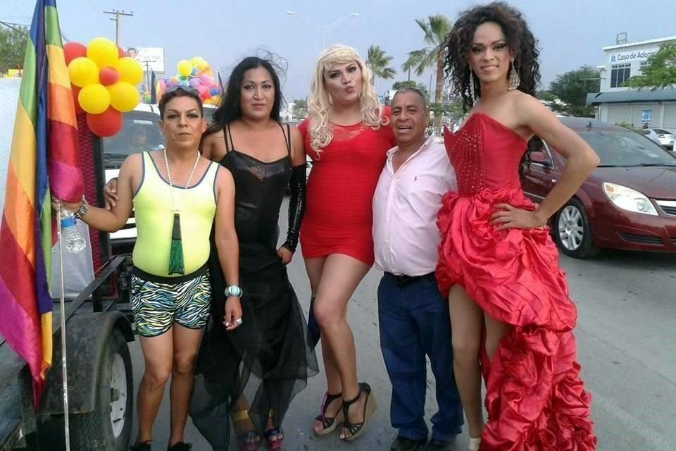 El líder de la comunidad lesbico-gay, Gregorio Hernández Alvizu (al centro) fue encontrado muerto en su casa de la Colonia Doctores