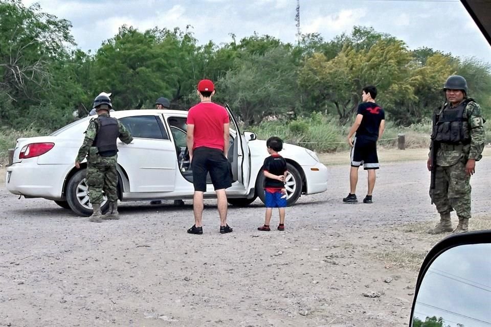 Soldados realizan operativos contra autos chuecos en las ciudades fronterizas. Miles de vehculos circulan sin control en Tamaulipas, cientos de los cuales son utilizados por las bandas para delinquir.