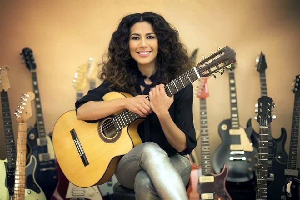 La cantante Rosalía León promociona su álbum 'Más Alto'.
