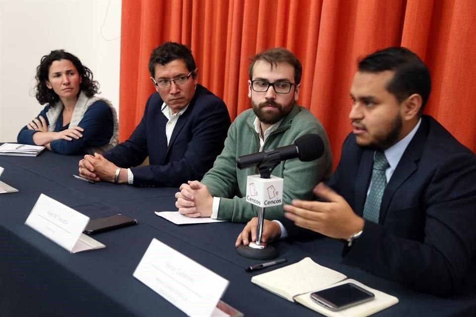 Diana Sheinbaum, Víctor Lizama y Ángel M. Salvador, de Documenta, Análisis y Acción para la Justicia Social, y Víctor Gutiérrez, de México Unido Contra la Delincuencia, en conferencia.