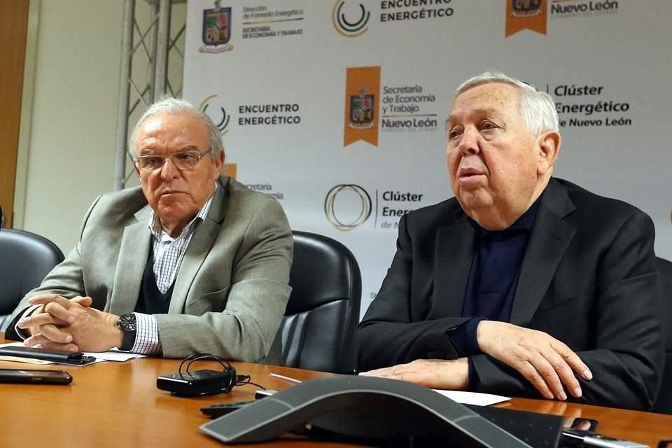 Fernando Turner (Der.), Secretario  de Economía y Trabajo de Nuevo León, y César Cadena (C), presidente del Clúster Energético.