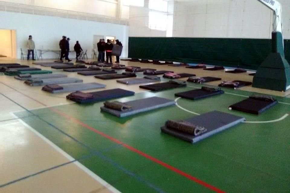 En Reynosa se habilitó el Salón Polideportivo de la Unidad Deportiva Solidaridad, para recibir a las personas que no encuentran donde refugiarse del frío.