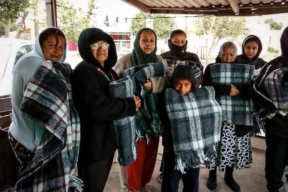 En más de diez colonias y poblados de Matamoros, la Secretaría de Bienestar Social entregó cobijas a la población para protegerse del frío.