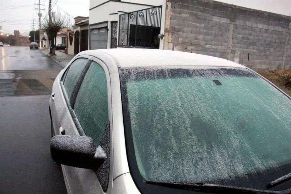 Los vehículos en Saltillo lucieron cubiertos de hielo.